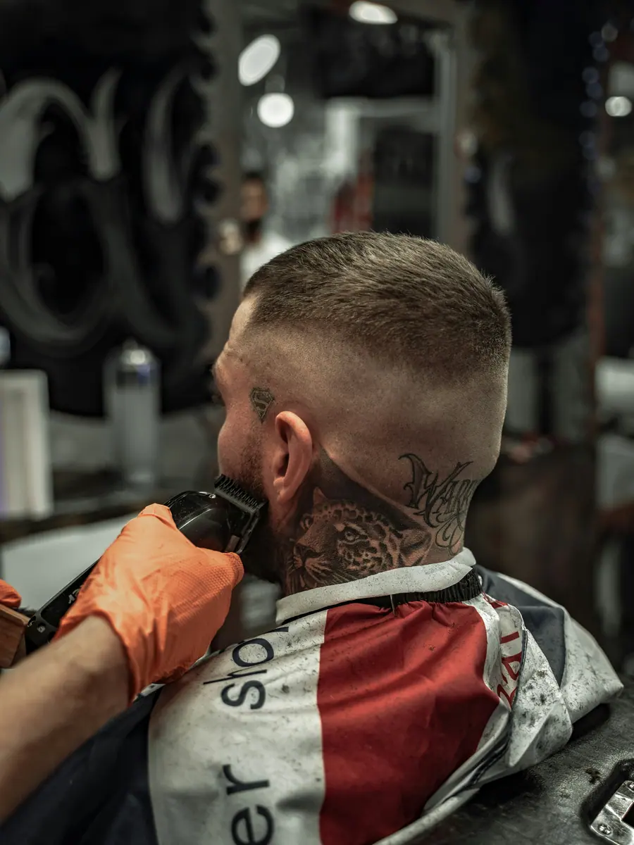 Neckline finish with clippers